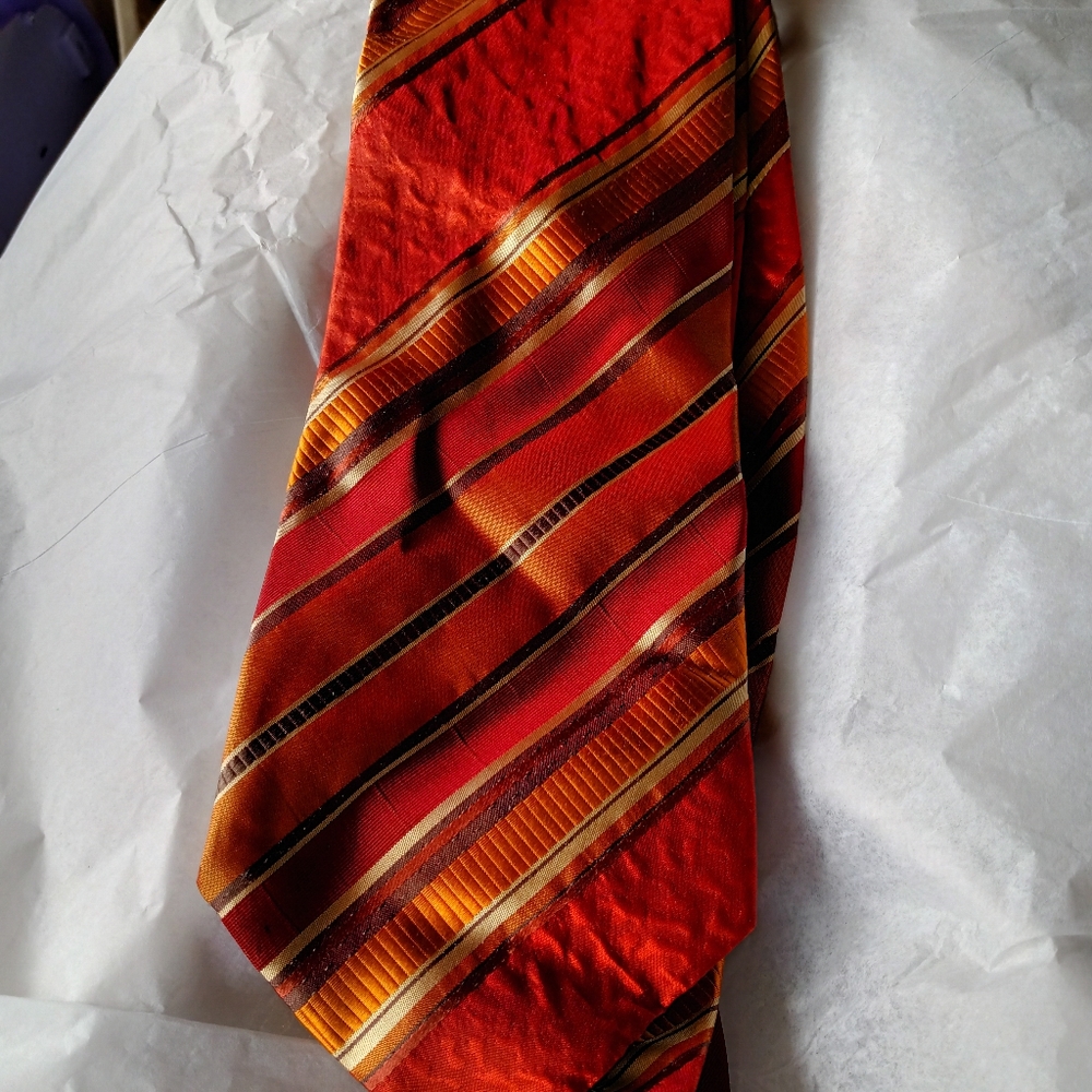 Silk Bugatchi necktie$40 + 13.5-17 free silk bowti